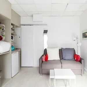 Small Is Beautiful Ideally Located Sleeps 4 , Paris France
